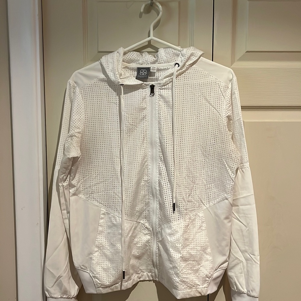 Lightweight white fitness jacket. Breathable fabric.